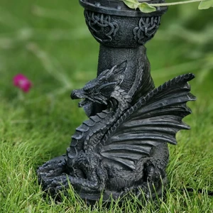 Dragon lamp  - Vacker lampa som lyser svagt orange. Den vita kulan ca 5cm. Statyn ca 25cm hög. Köpt på slottskogens loppis. Ett företag som slutade. Väger en del. Damm på kula.  Tänkte ha den till de andra drakstatyerna men för klumpig. 