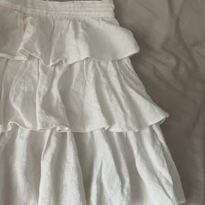 Säljer nu min super fina vita volang kjol. Köpte den på shein för jätte länge sedan. Den är super fin och säljer den för ett bra pris.