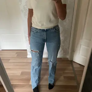 Straight mid/high waisted jeans från Zara i storlek 38! Jag är 174 cm och dom passar mig perfekt i längden. Endast använda ett fåtal gånger💕