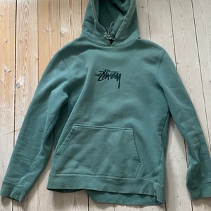 Stüssy hoodie - loose fit, L. Cool grön färg.  Köpt av en kompis 