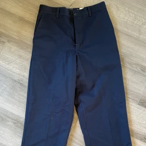 Kostymbyxor  - Kostymbyxor köpta på Beyond retro, fint skick nästan oanvända, bra kvalitet med rejält tyg, superfina!!!! Storlek 28, ungefär M