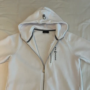 Sail racing hoodie - Säljer min sail racing hoodie i strl 170 som motsvarar S. Inga skador på tröjan. Nypris 999kr. För fler frågor skriv privat💗