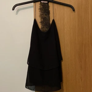 Linne med volanger och spets bak - Fint skick, lite längre linne med fin spetsdetalj bak