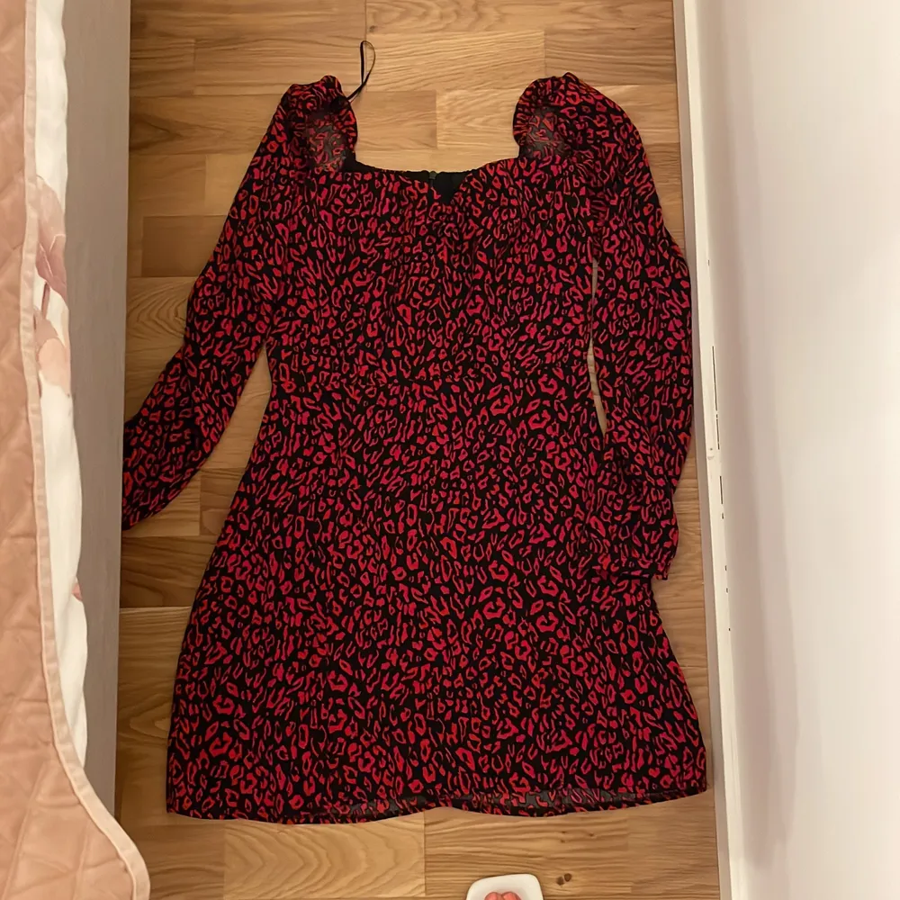 En röd klänning med dragkedja bak. Från Bershka i storlek: S. Klänningar.