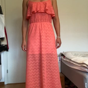 Rosa maxiklänning - Använd ett fåtal gånger. 100% polyester. Jag är 173 cm lång. 