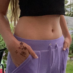 juicy couture byxor  -  Skicket är bra. Den modellen med den färgen är svår att få tag på. Säljs för att jag inte använder dom längre. (Självklart äkta jucy couture) Bilderna är kanske inte dom bästa, men vid intresse skickar jag fler bilder :) Tvättas innan köp.