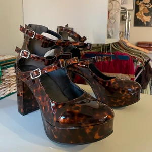 Leopardmönstrade klackskor med plattform supercute - Klackskor som ja köpte i japan på märket Bubbles. Söpersöta men inte riktigt min stil längre. Bara använda några gånger så fortfarande i väldigt bra skick. Klacken är 9cm och plattformen är 3cm. Storleken är 38 och passar mig som brukar ligga mellan 38-39