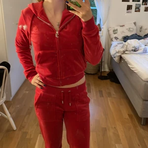 Rött juicy couture set - Rött juicy couture set i rött. Super fin och inga defekter, nästan helt oanvänd. Storlek xs i både underdelen och överdelen. Börjar budgivningen på 1000, köp direkt för 1400