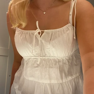 Vit topp - Säljer denna topp då den inte kommer till användning längre. Den är i bra skick. Skriv om intresse❤️Obs frakt tillkommer!