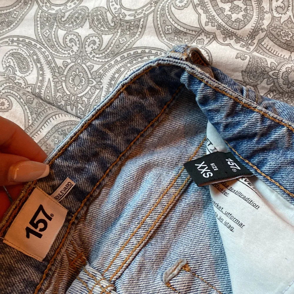 Fina, blåa jeans från lager 157. Dom är använda men i väldigt bra skick💗 Storlek xxs, frakt tillkommer💗. Jeans & Byxor.