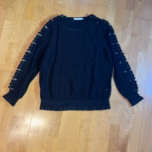 Coster copenhagen tröja - Elegant svart tröja med guld detaljer. Passar både tillvaratags och till fest. Köpt i Berlin i en design butik. 