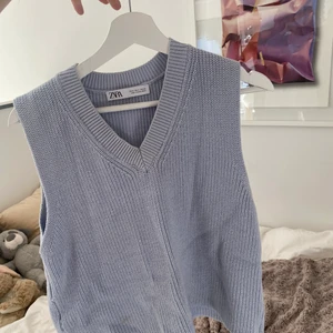 Stickad blå Zara väst - Bra cond, 10/10. Använd fåtal gånger! Himmelsblå i färgen Passar mer som Strl S (den är eg M)  (Frakt tillkommer)
