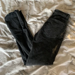 Slim high split jeans - Jeans med slits längst ned från HM. Bra skick, inga synliga märken eller annat. Kan skickas mot fraktkostnad😊 OBS!! ingen fläck på byxorna utan det är solljus.
