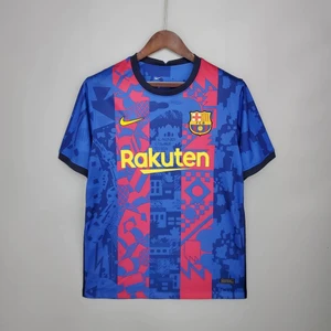 Barca tröjor 2022/2021. Finns i alla storlekar  - Helt nytt, packade. Köpte som en present men han ville inte ha den.  Composition: 100% Polyester -Predominant Color: Blue and Red -Style: For Male -Origin: Thailand -Shield: Embroidery -Club: Barcelona -Sleeve: Short -Collar: Round-neck 