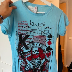 Blå tshirt - Blå tshirt som jag köpt på sellpy. Står ingen storlek men skulle säga S! Frakt ingår i priset