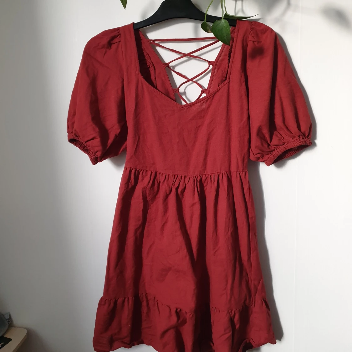 Roströd klänning, öopen rygg med snörning.