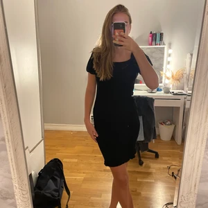 Svart klänning  - Svart tight klänning. Knappt använd. Säljer för 150kr. Köpare står för frakt.
