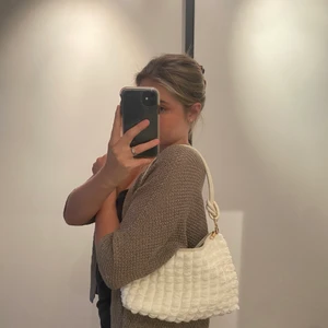 Vit väska / clutch  - Vit väska endast använd enstaka gånger! Clutch köpt på second hand🫶🏽  40 kr/st😊