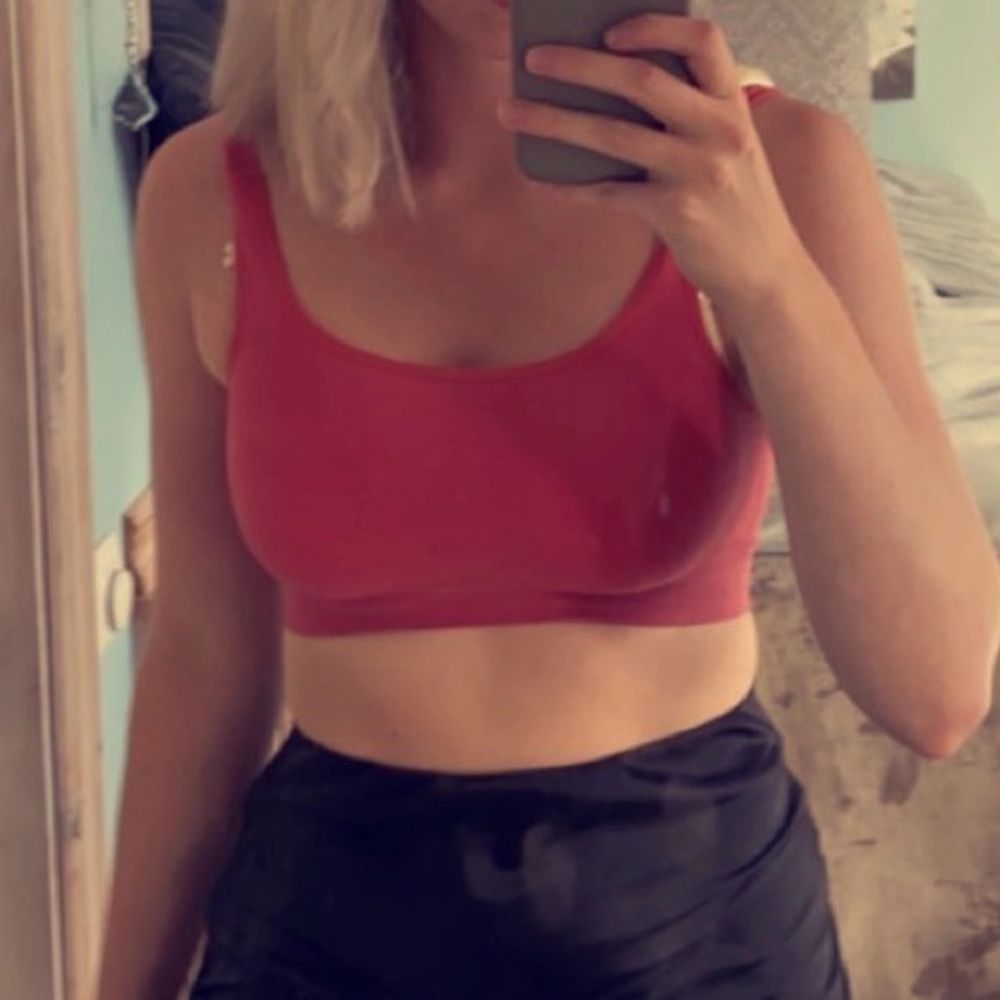 Säljer denna orangea toppen från UrbanOutfitters så toppen är för liten för min byst. Köparen står för frakten, jag tar endast swish💫 säljer en likadan topp i lila💜. Toppar.