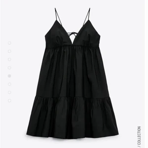 Svart klänning - Superfin slutsåld klänning från Zara, bra skick och inga defekter💗💗 