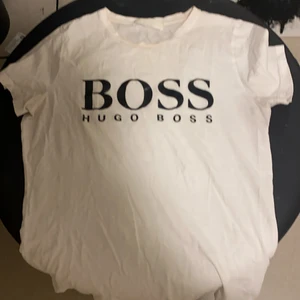 Hugo boss t-shirt storlek S vit - bra skick på tröjan, använd bara 2-3 gånger, inte sönder någonstans. Köpt från zalando för 479kr och säljer den för 340kr. Strolek Small.