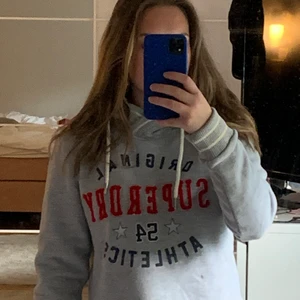 Superdry Hoodie - Säljer denna tjocktröjan som är i nyskick, köparen står för frakt💕