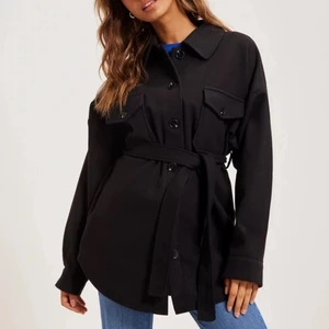 Kappa från Nelly  - Säljer denna jättefina kappa från Nelly i storlek 34. Den är i bra skick. Säljer för 250kr + 70kr frakt 💕