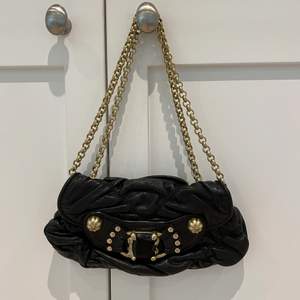 Väska från Juicy Couture där du kan ändra om du vill ha kedjan kort eller lång🖤🖤