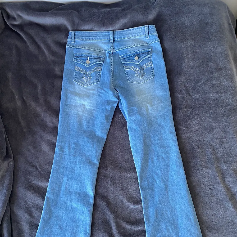 Helt nya mid rise jeans från shein storlek L. Ny pris 259kr och säljer för samma pris. Skriv om du vill ha mer bilder eller frågor 😊. Jeans & Byxor.