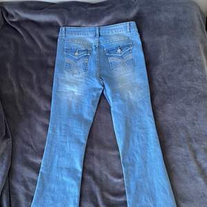 Helt nya mid rise jeans från shein storlek L. Ny pris 259kr och säljer för samma pris. Skriv om du vill ha mer bilder eller frågor 😊