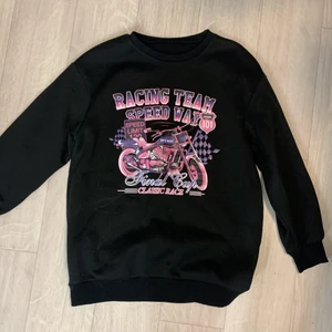 Sweatshirt  - Svart sweatshirt från shein med tryck, fint skick bara lite nopprig