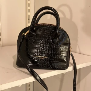 Väska - Helt ny väska har aldrig används. Passar inte just min stil😌