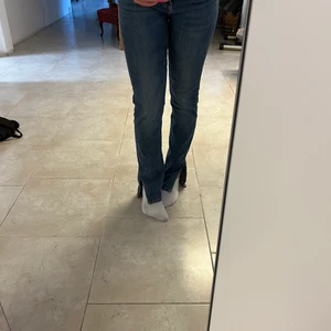 Jeans med slits - Tajta jeans med slits nertill från zara. Säljer för att det inte kommer till användning❤️