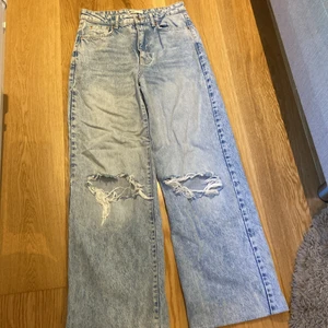Jeans - Högmidjade jeans från Gina Tricot i modell Idun Wide i färgen bleach blue Storlek 36 Köpta för 599kr Priset är 200+79kr frakt