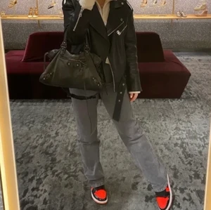 Weekday jeans  - Säljer dessa riktigt snygga jeansen från weekday i modellen Rowe. i perfekt skick, jag är 165 och det är bra längd, inte för korta eller långa. Har i vanliga fall S på jeans. lånade bilder av tjejen jag köpte de av för några månader sen.  ☺️ 