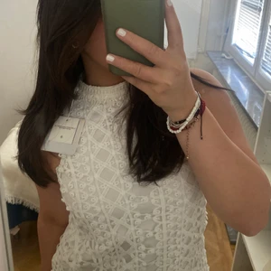 Vit klänning - En jättefin oanvänd klänning från missguided, prislappen är även på💕