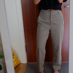 Kostymbyxor H&M  - Supersköna kostymbyxor/slacks från H&M. Storlek 38. Nyskick eftersom de inte kommit till användning av mig. Rekommenderar till någon som är längre än mig (1.60) 🌞 kan skicka fler bilder om så önskas! Pris exl frakt