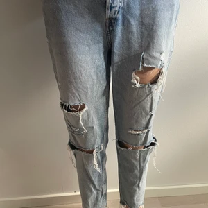 Jeans med hål midwaist  - Använda ett få ta gånger så bra skick från H&M köpte dom för 500, st 38 men passar även 36