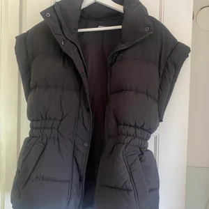 Väst - Säljer denna väst från ginatricot i stollen S. Sparsamt använd och i fint skick.