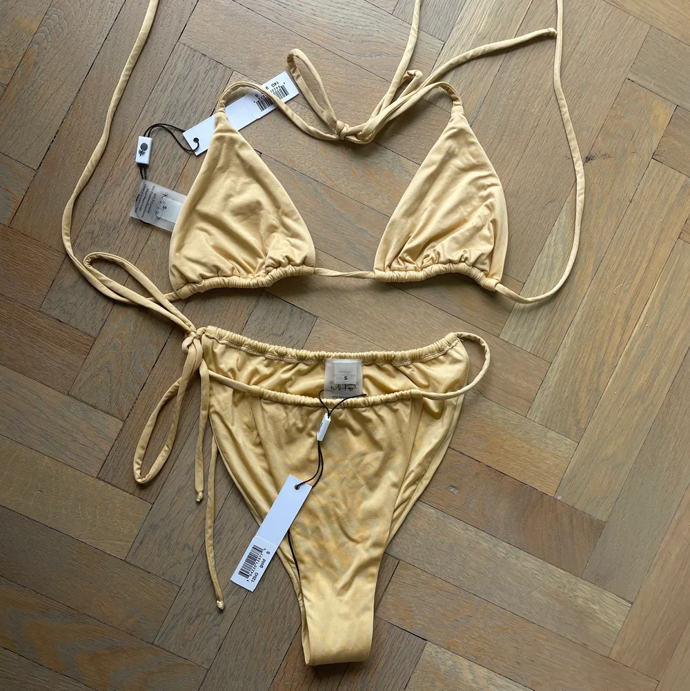 Helt oanvänd guldig bikini från Monica Hansen Beachwear.. Övrigt.