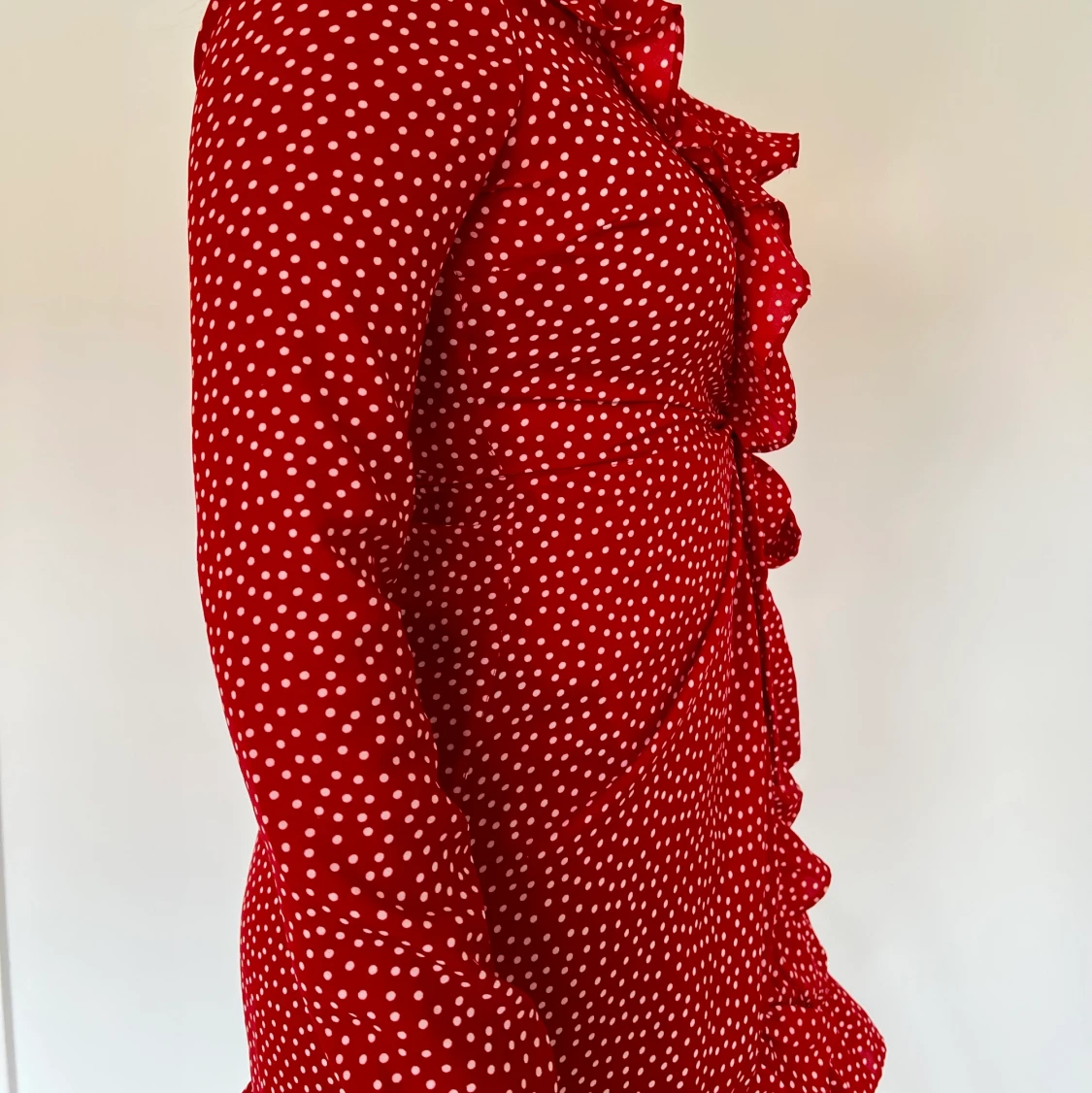 Prickig omlottklänning NAKD - 90