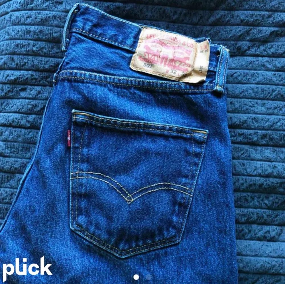 Blåa jeans från Levi’s, köpta av en annan på plick som köpte som vintage. Sparsamt använda. Säljer för 120 med frakt inräknat!. Jeans & Byxor.