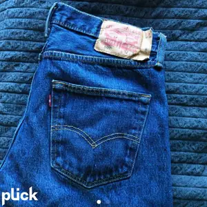 Blåa jeans från Levi’s, köpta av en annan på plick som köpte som vintage. Sparsamt använda. Säljer för 120 med frakt inräknat!
