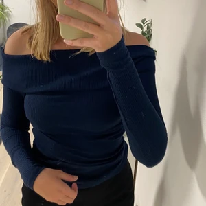Marinblå offshoulder - Söt marinblå offshoulder tröja i strl Xs från Gina. Stretchigt material💕 
