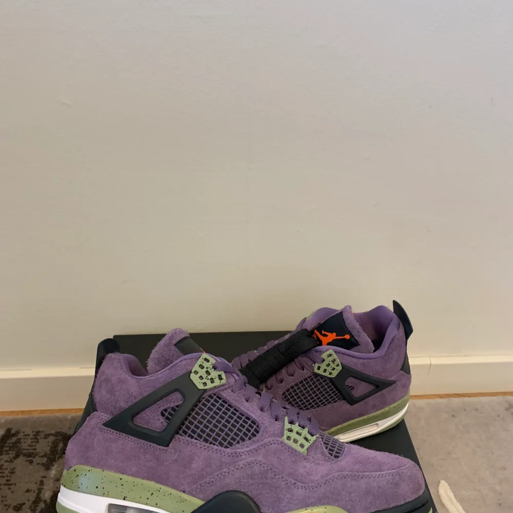 WTS JORDAN 4 ”CANYON PURPLE” DS EU 43/US (W) 11 PRIS: 2450kr  Meetup i Malmö eller står köpare för frakt . Skor.