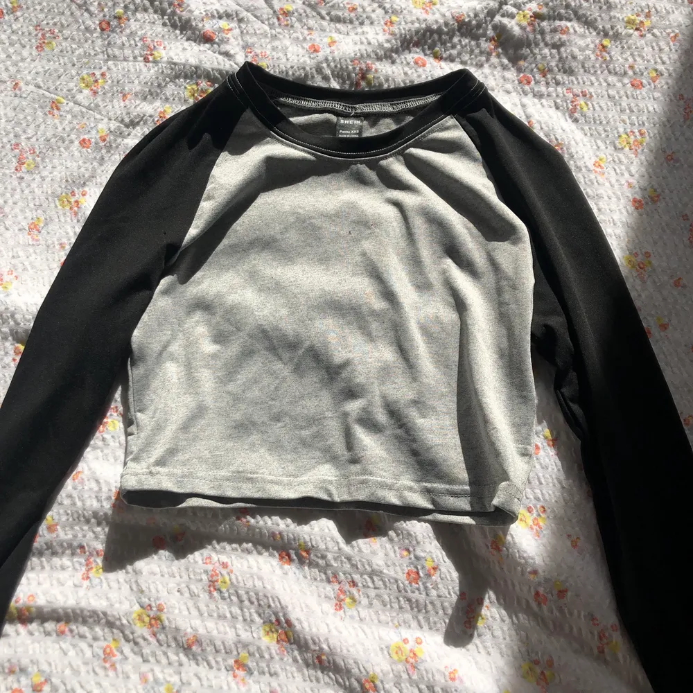 En grå/ svart tränings tröja från shein ( aldrig använd då den var lite för kort på mig ) storlek xxs 💋. Hoodies.