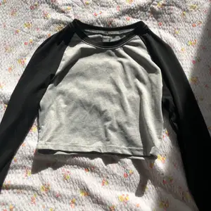En grå/ svart tränings tröja från shein ( aldrig använd då den var lite för kort på mig ) storlek xxs 💋