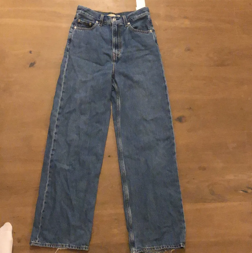 Säljer mina gammla favorit Levis jeans då jag inte använder dem längre! Den här modellen heter High loose men på mig som är 173 och har strl 26 så sitter dem mid waist! lägg märke till längst ned på byxan så har det gått sönder lite, Original pris 1200‼️. Jeans & Byxor.