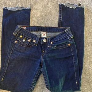 true religion jeans - (kommer inte ha budgivning!!) midjemåtten är 79 cm och innebenslängden är 80cm! dem e raka, inte skinny men inte bootcut! 💕💕 kontakta om ni har frågor