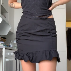 Supersöt kjol - Så söt kjol från shein, säljer då den ej kommer till användning. Den har en dragkedja på sidan så man kan ta på sig den bekvämt. Storlek 38 och passar en medium. Alternativt en S om man vill ha den lågmidjad. 